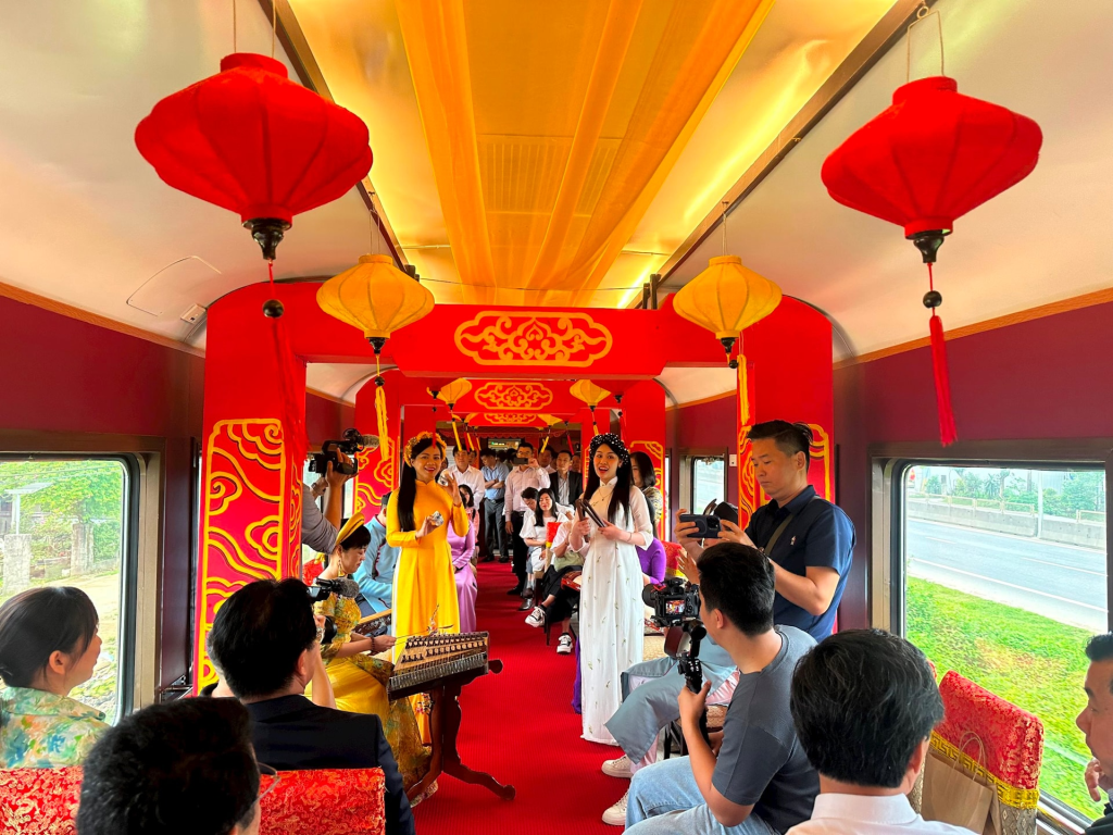 da-nang-to-hue-train-heritage-train